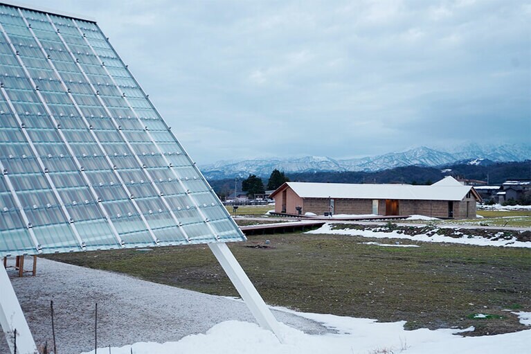 ガラスを通して光が差し込む多目的スペース「ザ・フィールド」。右奥に見えるのはレストラン棟。