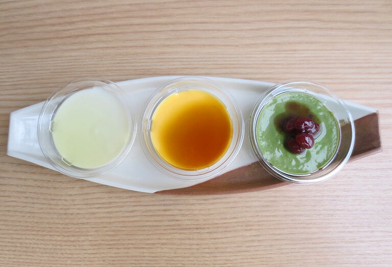 左から「酒粕のムース」150円、「かぼちゃのパンナコッタ」150円、「抹茶のムース」180円。口当たりの良さが、お酒の後のデザートにぴったり。