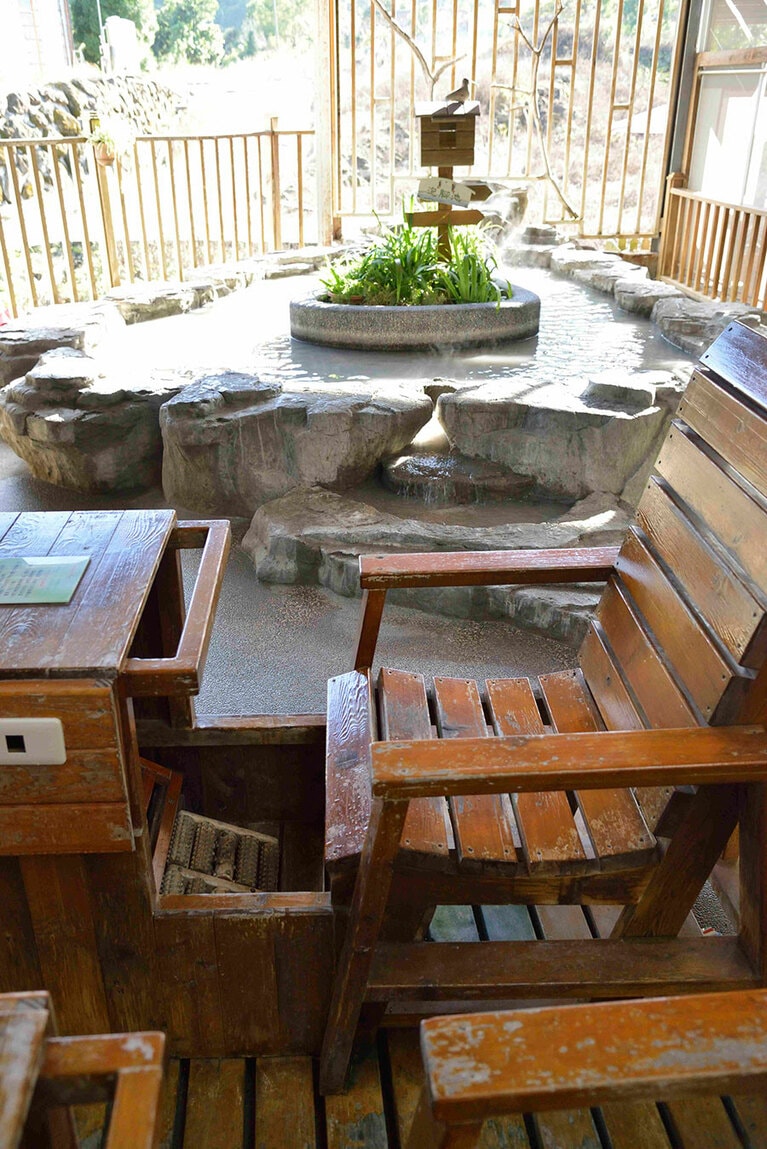 温度の異なる泥湯の温泉を巡って、足つぼやセルフマッサージをする木製の健康器具でくつろげる。