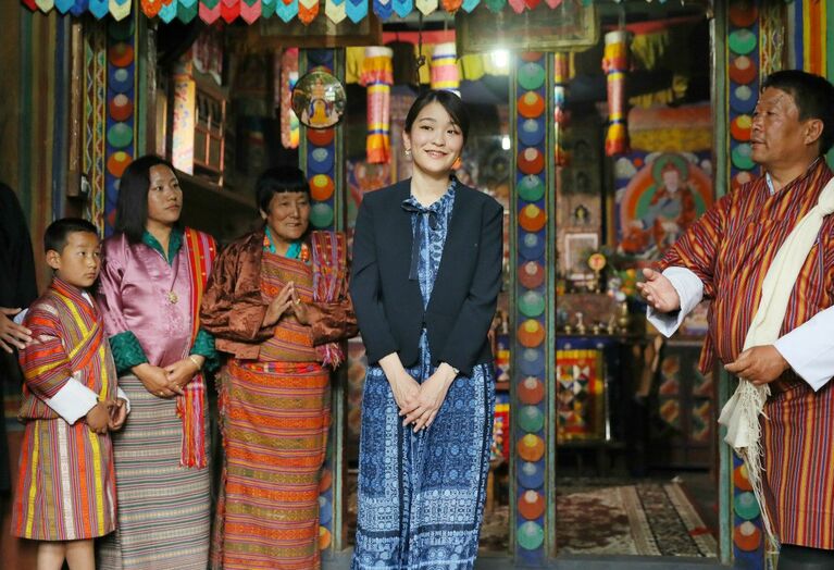 ブータンご訪問で農家を視察された眞子さま（当時）。レリアンのノースリーブとワイドパンツを着こなされていた　©時事通信社