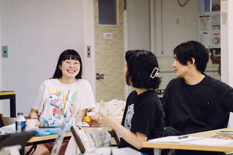 「忘れられてしまった記憶へ目を向けたい」ポッドキャスト演劇に挑戦するロロ・三浦直之が新作『まれな人』にかける思い。稽古風景。