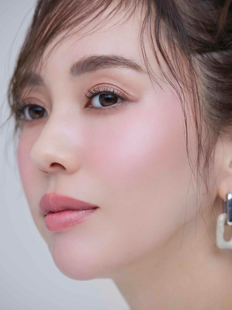 フジコ 水彩チーク 02 マイラブリーピンク使用イメージ。