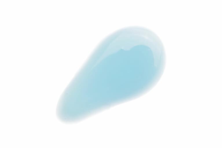 ハチミツのような粘り感のあるテクスチャー。透明感が高く、しっかり“青”を感じられるクリアブルー。