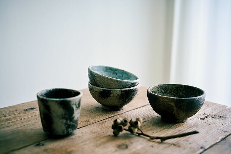 粉引茶碗各W65,000、粉引カップW60,000。Instagram @doyedang
