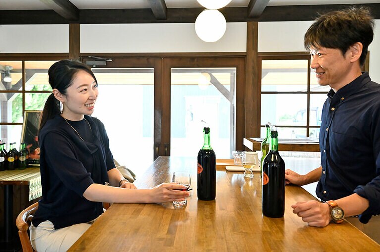 このたびソムリエ資格を取得した磯村さん。「日本のワインのことをもっと知りたいと思っていて。今まさに生まれたばかりのワインに出会えるなんてうれしいですね」。