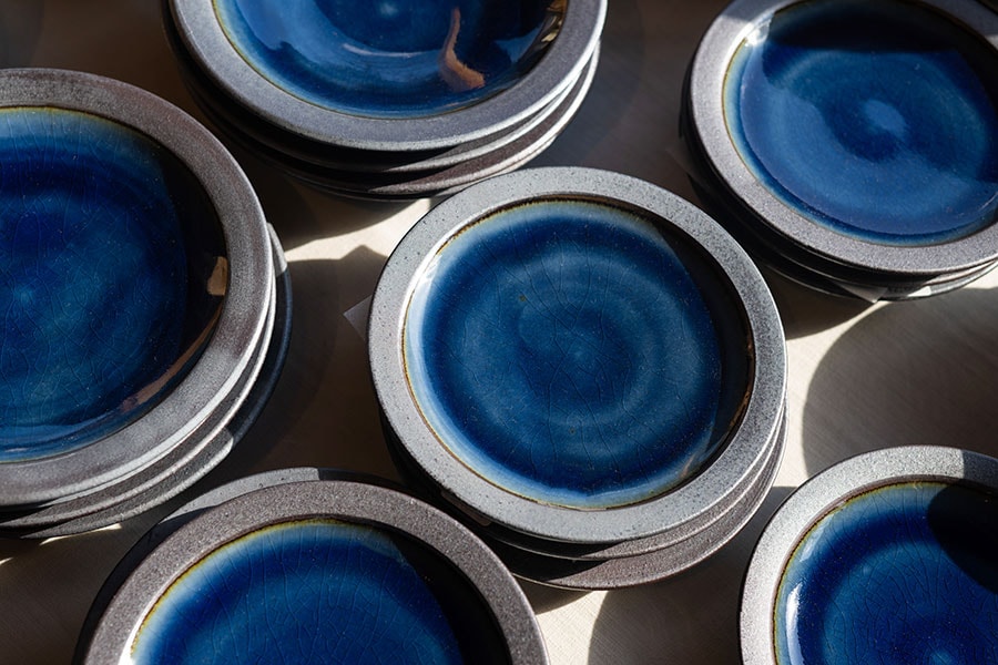 出西窯を代表する縁鉄砂呉須釉皿は6寸2,680円、8寸6,710円など。