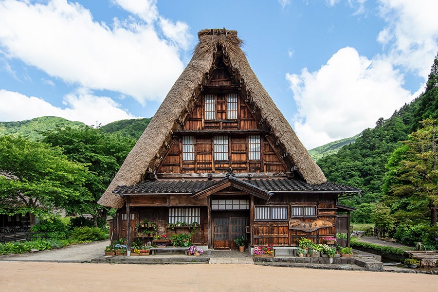 今回、地元に暮らすような体験を提供する「吾郎平」は、代々引き継がれてきた築170年の合掌造り。（Airbnb提供）