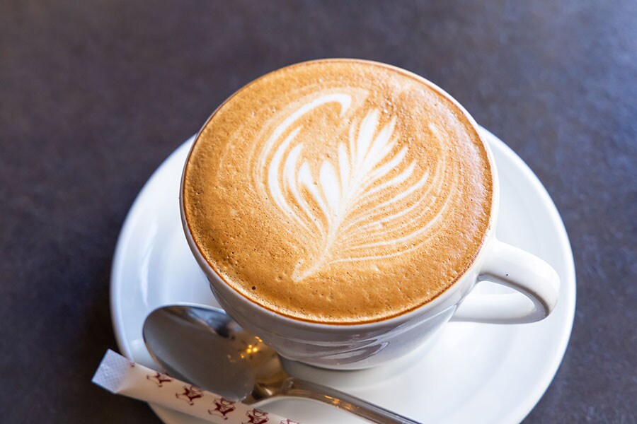 日本で稀少なコーヒーマシンで淹れるカフェラテは格別。