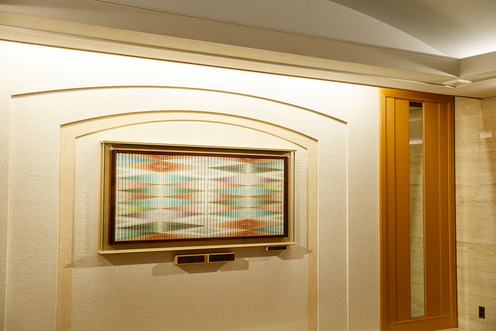 宿泊客専用ロビーに飾られている、人間国宝・江里佐代子さんの截金(きりがね)。