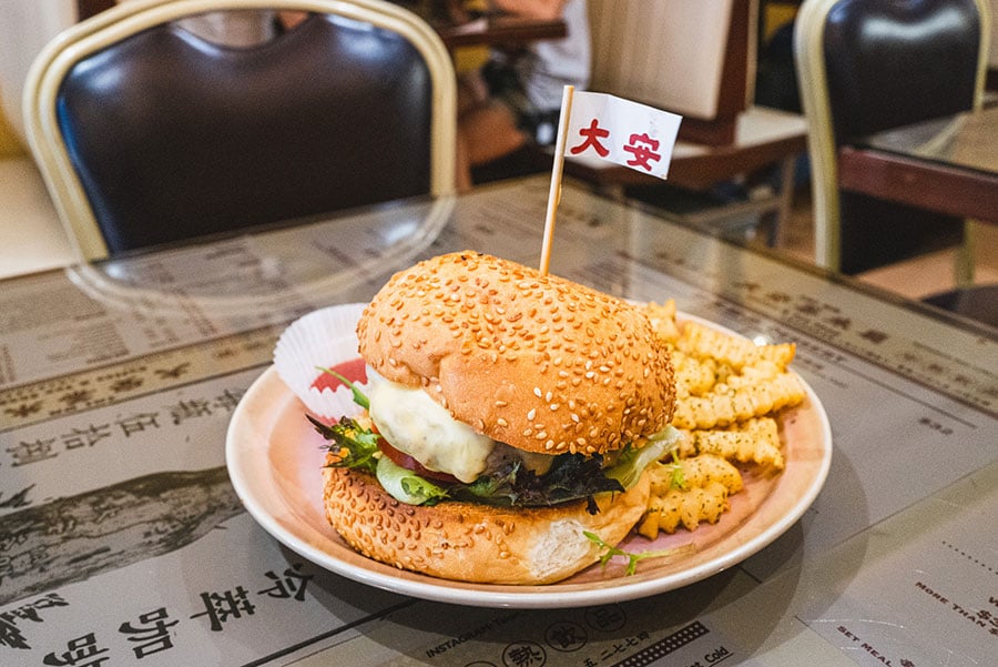「Pork Patty with Prserved Vegetable Burger with Fries」98香港ドル。
