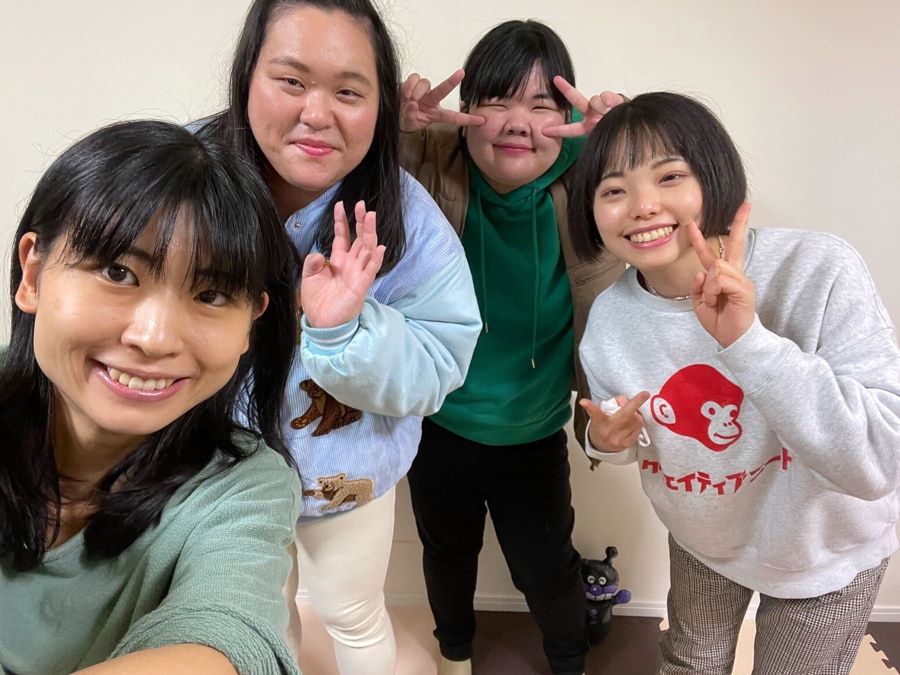ぼる塾の4人。左から酒寄さん、田辺智加さん、あんりさん、きりやはるかさん(2021年12月31日 酒寄希望Twitterより)。