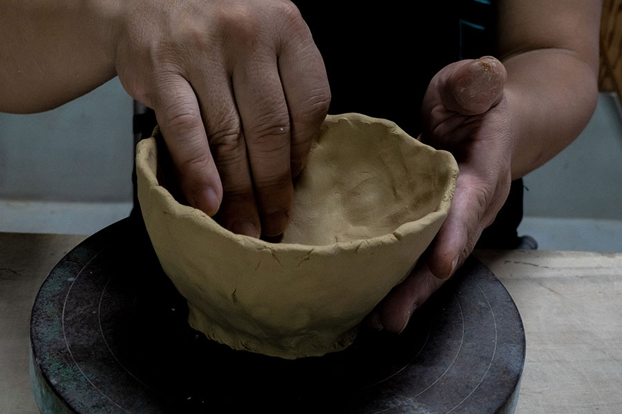 370年以上も続いてきた萩焼の里の技を目の当たりにするのと同時に、創作を体験することもできる。