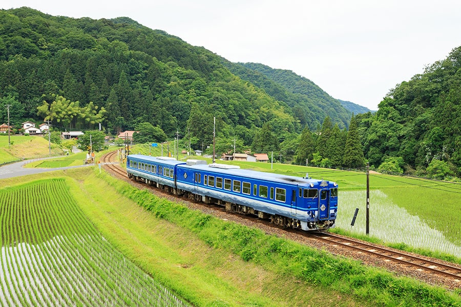 車体側面の銀色の帯は山陰の美しい山並みとこの地方で栄えた「たたら製鉄」にちなんだ日本刀の刃文を表現。