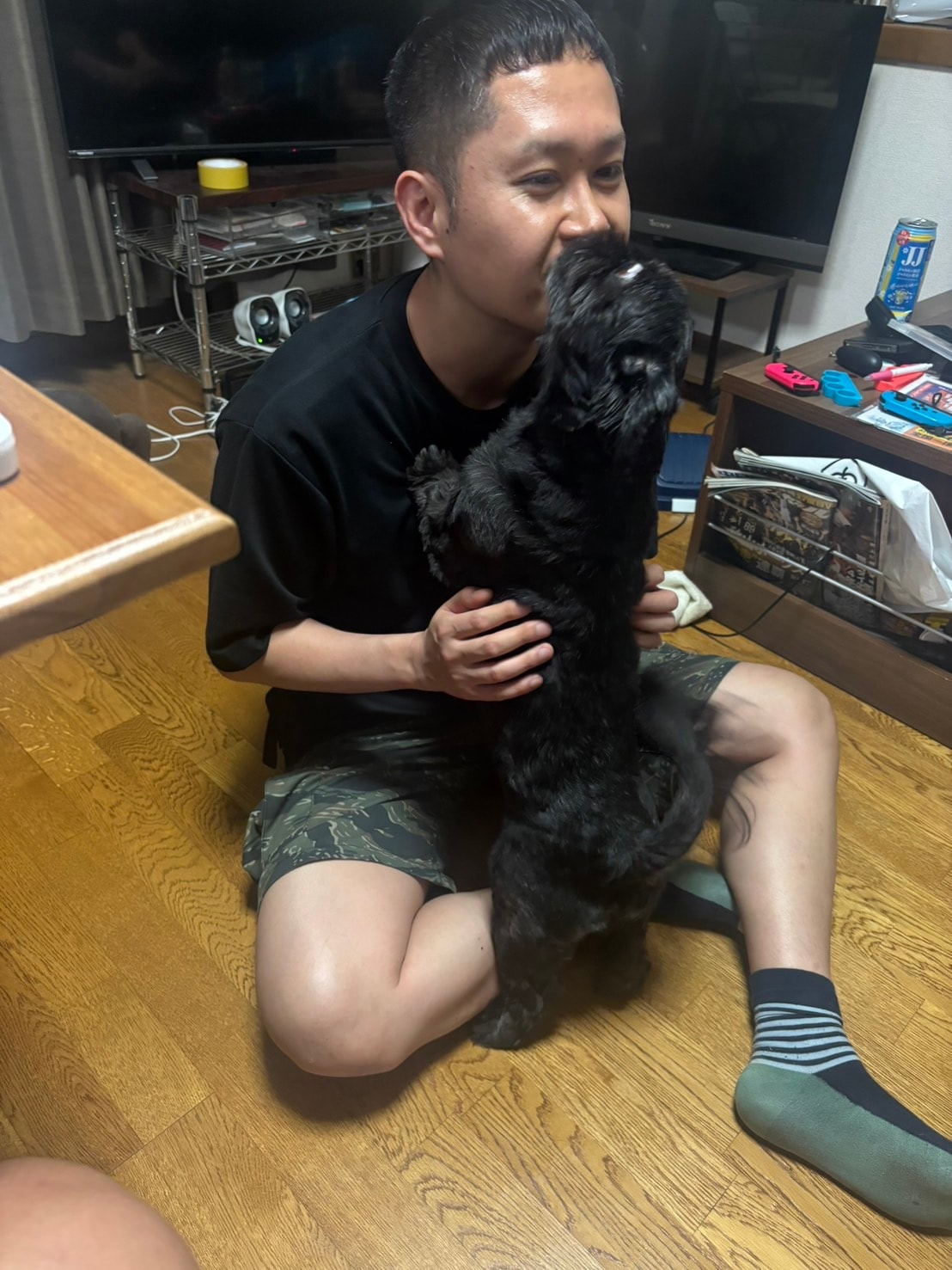 ドンデコルテ渡辺銀次さんともずくちゃん。顔を舐めるのが好き。