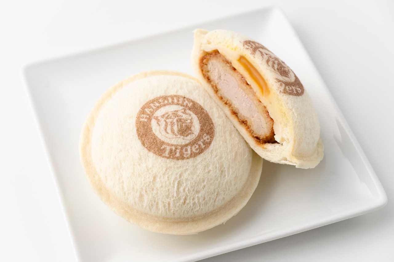 阪神タイガースデザイン ポケットサンド 各519円。　©阪神タイガース