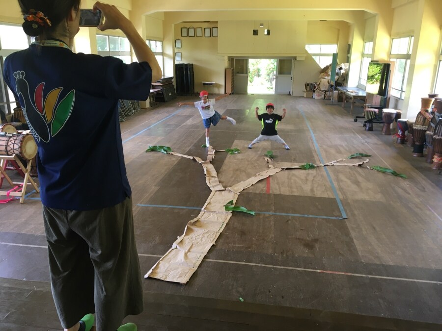 小学校で行われた美術の授業風景。写真／棚次理