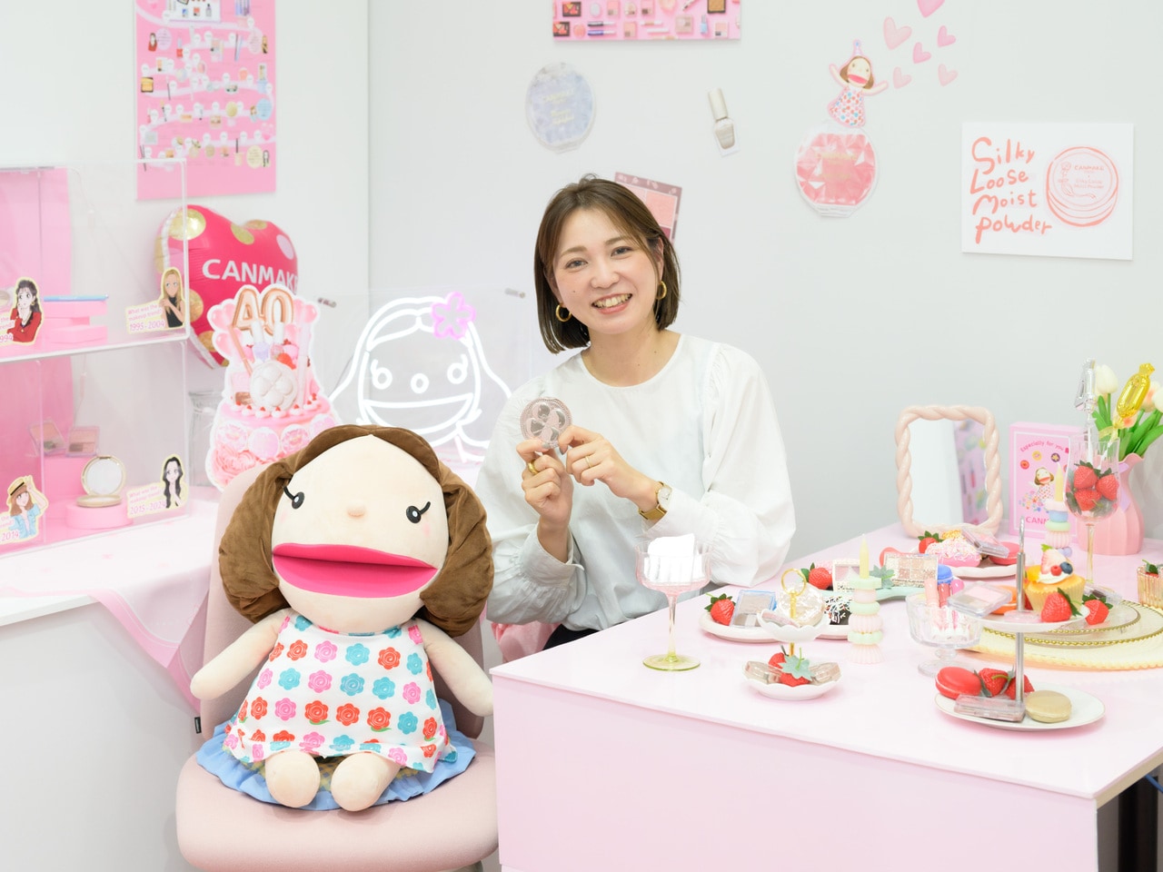 キャンメイクPRの山口ゆきさん。キャンメイク公式キャラクター「キャンちゃん」の部屋で撮影。