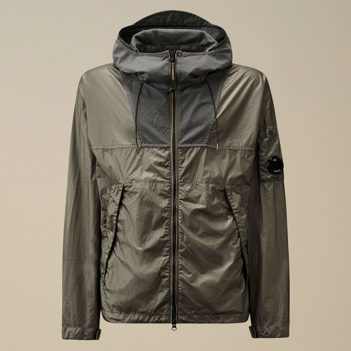C.P. COMPANY “CS-Ⅱ ミックスド フッド レンズ ジャケット”(ユニセックス)/132,000円。
