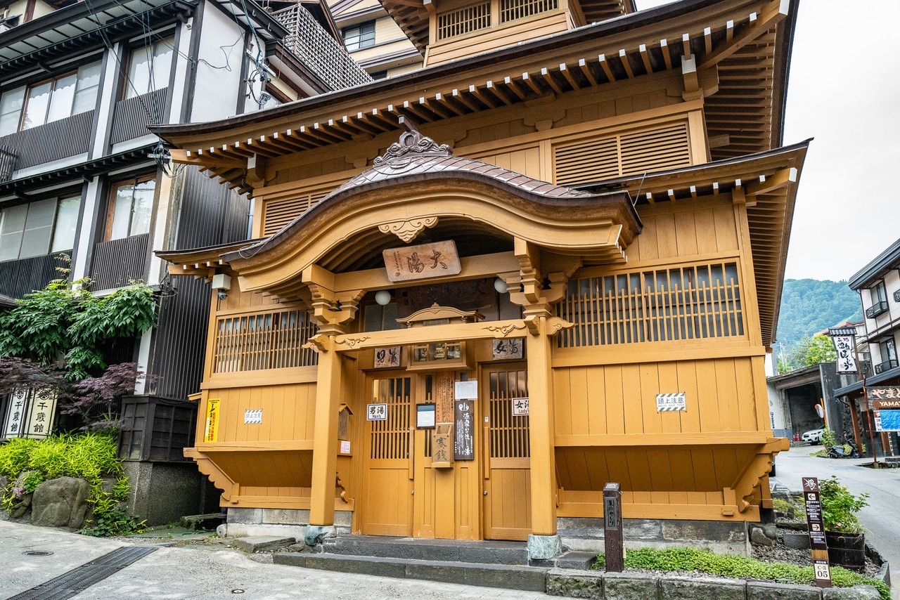 野沢温泉村のシンボル的存在の「大湯」は、立派な湯屋建築にも注目。