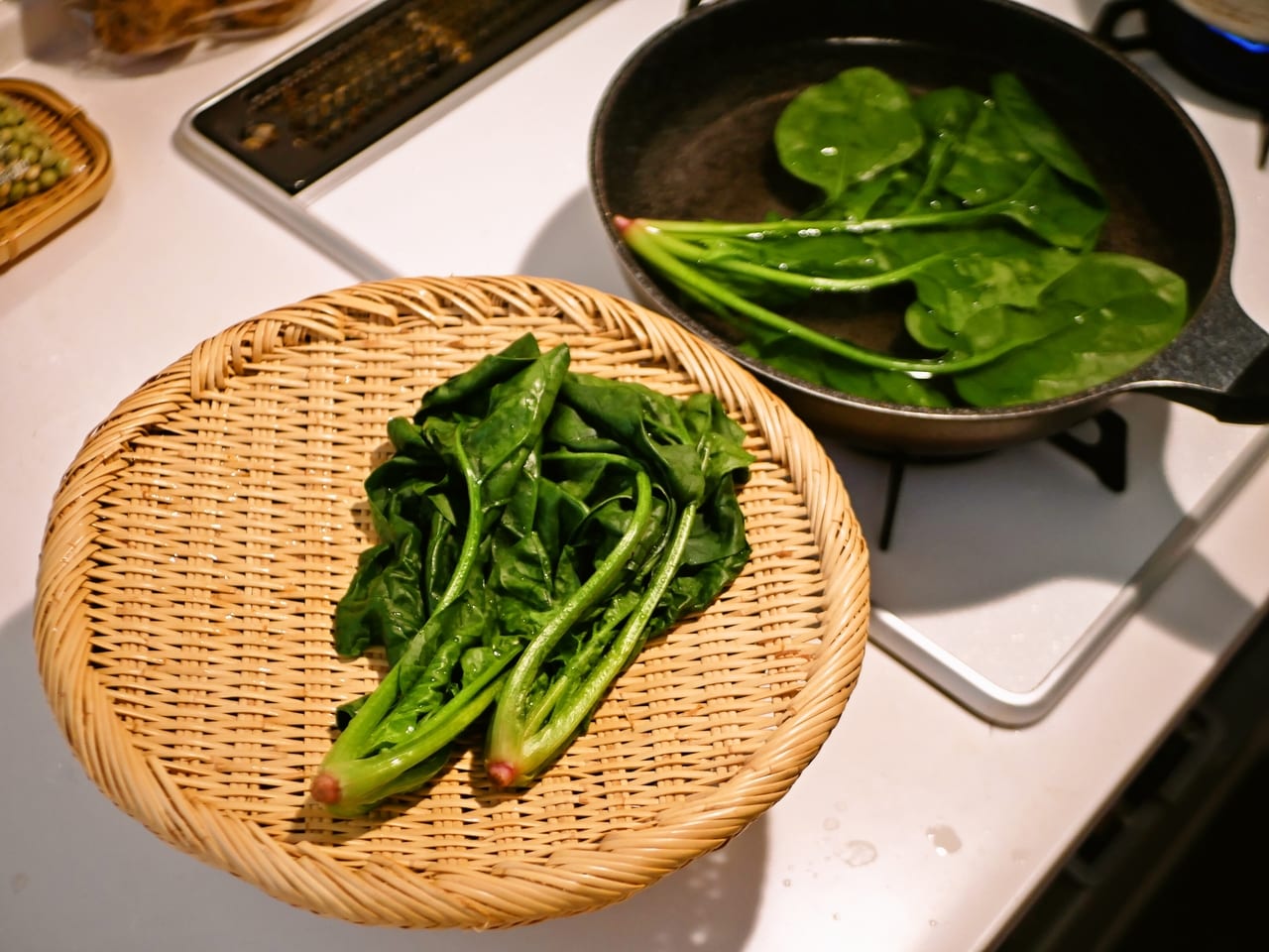 ひとっ風呂浴びたほうれん草はあざやかな緑色に変わって、それを眺めるのも冬の台所の小さな楽しみのひとつ。