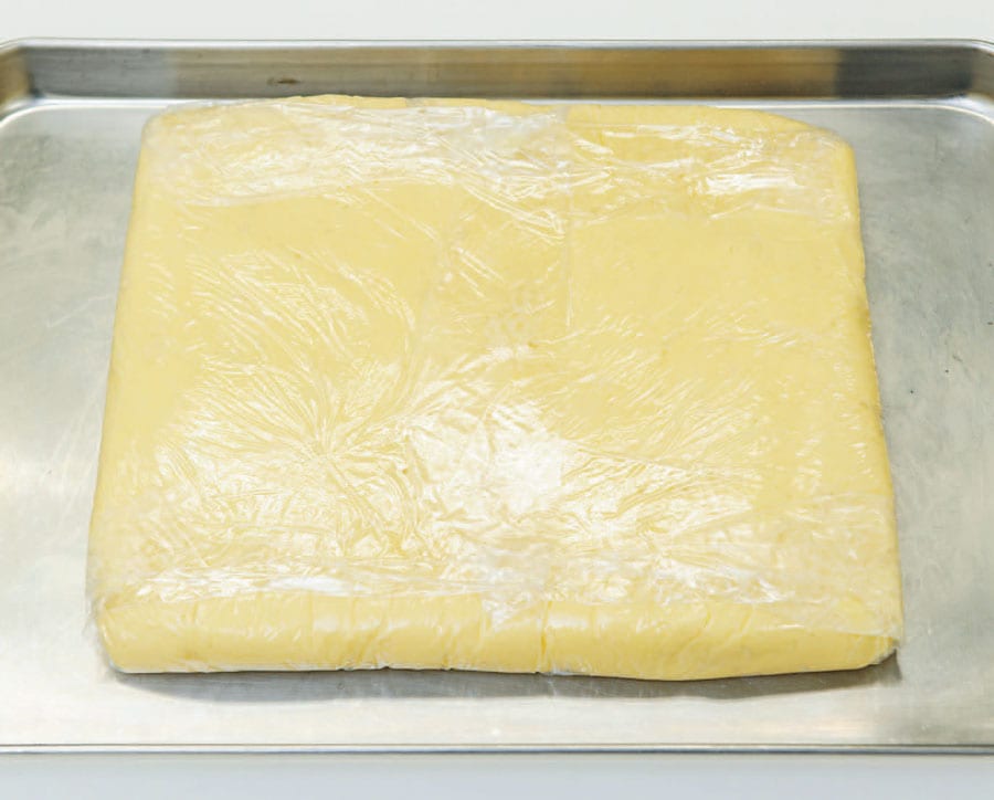 休ませることによって、バターがしっかり冷え、焼いている間に溶け出さず、軽い食感に仕上がります。
