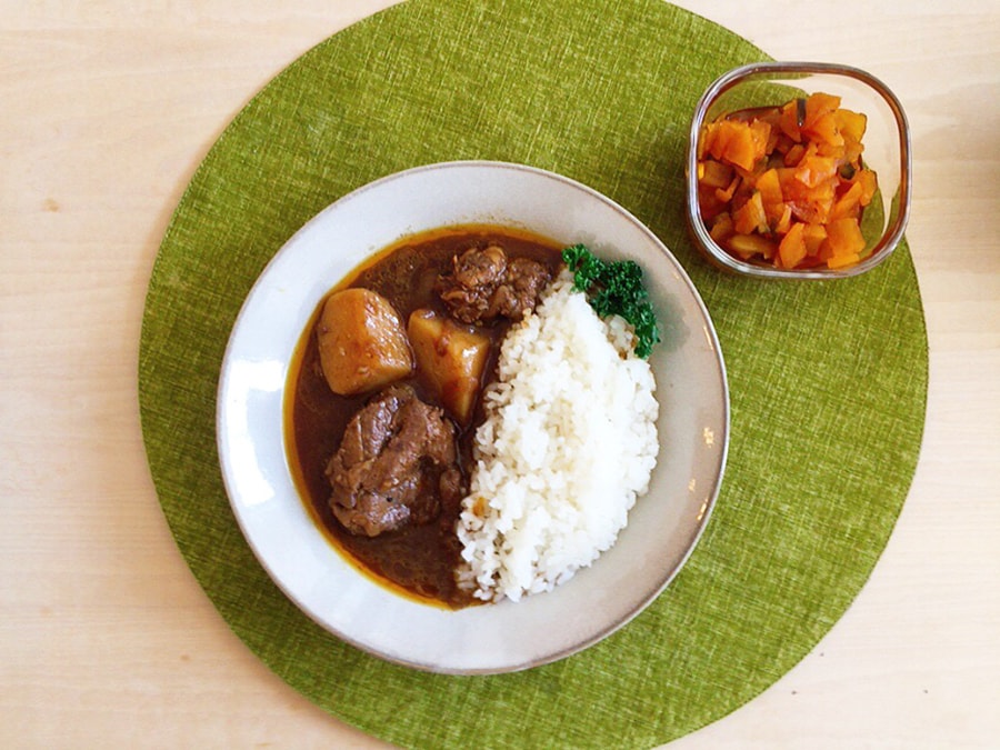 見てください、このお肉とじゃがいものボリューム！　食感もよく残っており、羊肉を食べた満足感があります。