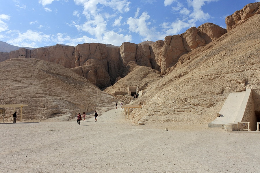 新王国時代は泥棒に狙われやすいピラミッドは避け、ピラミッド型の山の麓に墳墓を築いた。