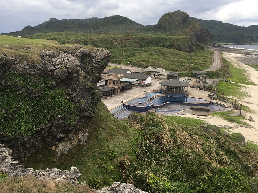 手前には天然温泉のプールも。お湯の温度は41℃くらい。泉質は硫酸塩泉。