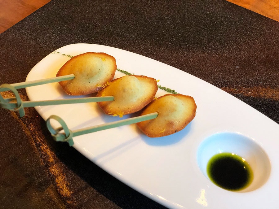 焼きたてのマドレーヌと山椒オリーブオイルの組合せを試食。