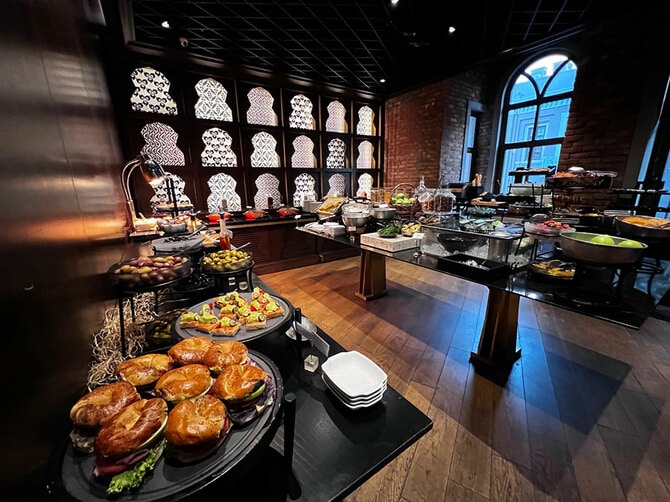 朝食のビュッフェ。新鮮なフルーツから、トルコ料理、ハンバーガー、焼きたてのパン、スイーツなどが並ぶ。