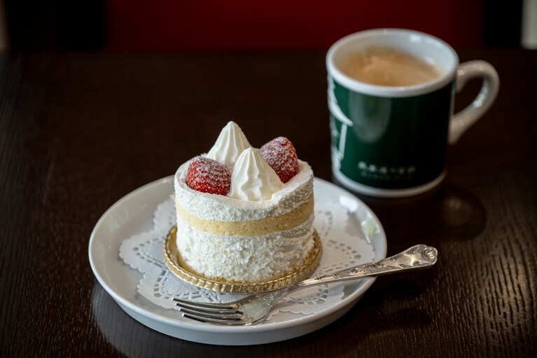 「ショートケーキ」880円と、美術館オリジナルマグカップで提供される「ブレンドコーヒー Rサイズ」550円。