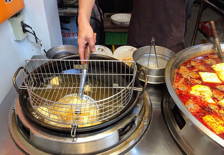 一番ポピュラーな食べ方の揚げ臭豆腐。