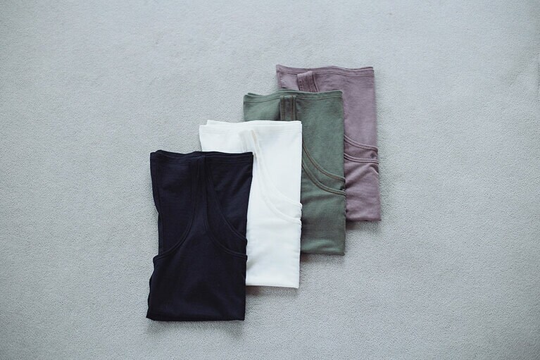 タンクトップは4色展開。