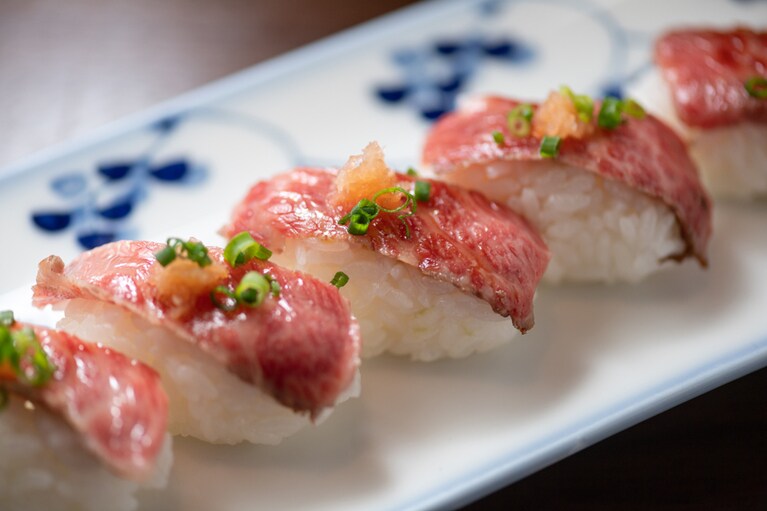 お腹いっぱいでもお酒の後に食べたくなる、「五島牛のにぎり」。