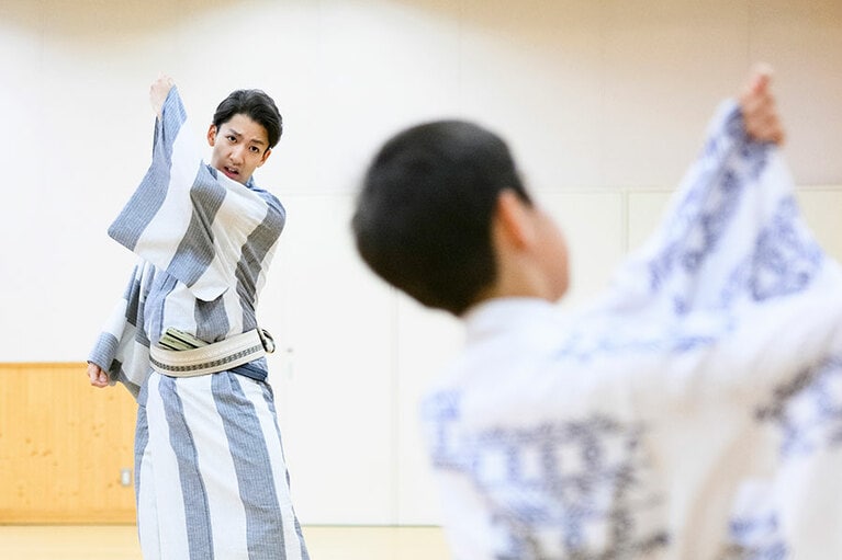 尾上右近さんと尾上眞秀さん。