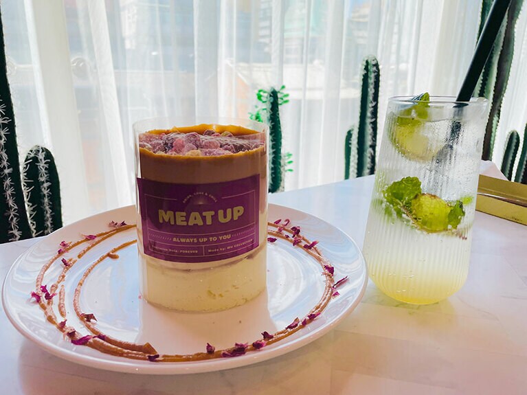 サーブされた状態のタイミルクティースフレ(290元)。外枠を外していただきます。