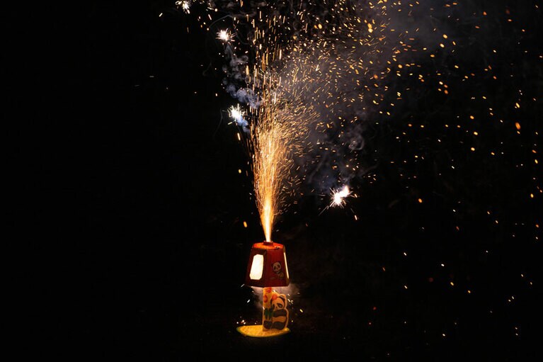 一気にスパーク！　点火前の愛らしさとのギャップに、じわじわと笑いがこみ上げてきます。