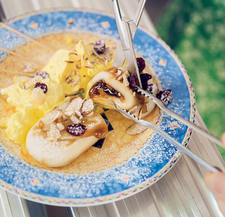 【知能啓発(チヌンケバル)】餅は鋏で切り、クリームを付けて「ホットクワッフル」4,500ウォン