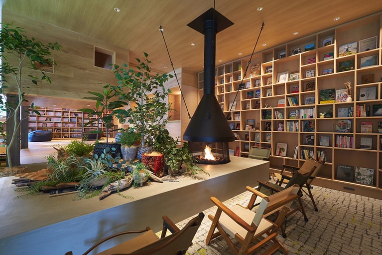 ラウンジには焚き火が燃える暖炉が。