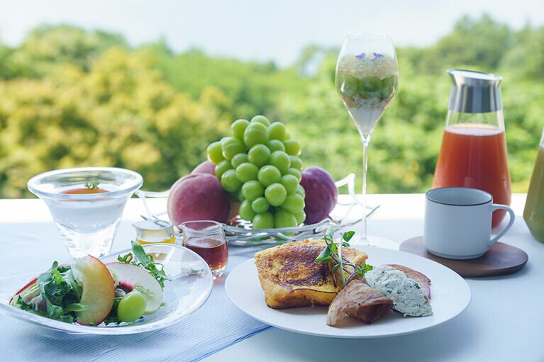 山梨県産の桃、プラム、ぶどうを味わう夏限定の「グランピングフルーツ朝食」。