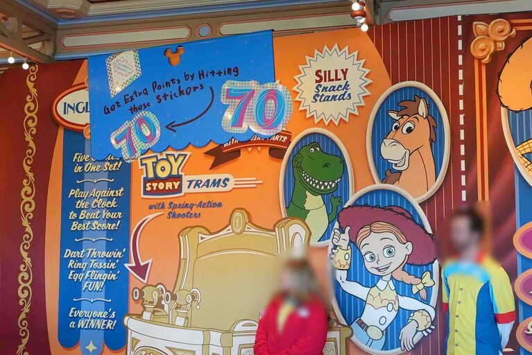 ところどころに70周年シールが。