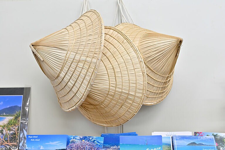 島のおばあちゃんによる手作りのクバ笠は、海人用と畑人用の2種が(「umi cafe」にて)。