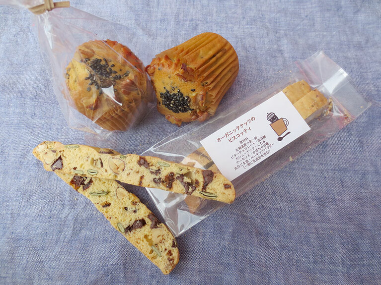 上が「あんこのマフィン」230円。下が「ビスコッティ」1袋 260円。