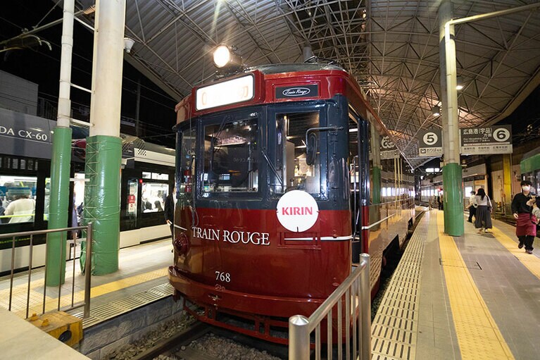 深紅の外装が特徴。