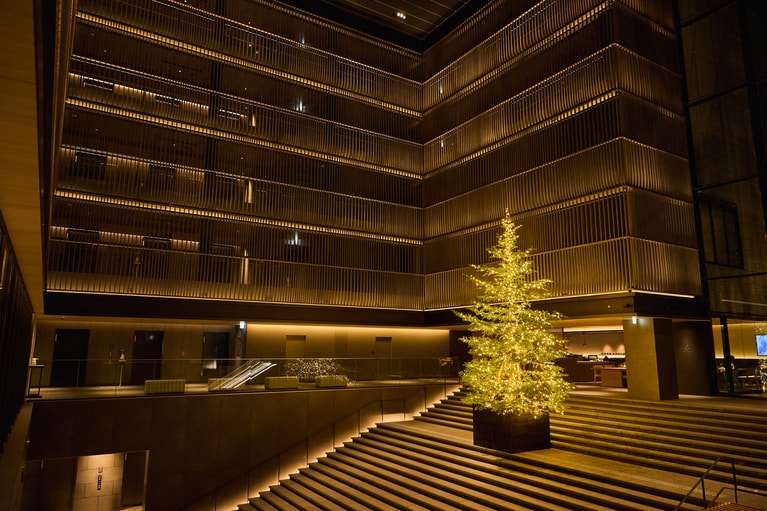 大階段のクリスマスツリー。