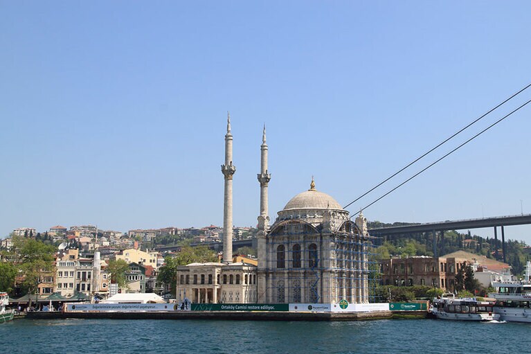 「オルタキョイ・モスク」と「7月15日殉教者の橋」。