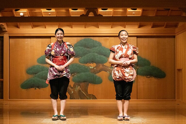 日光下駄を履いたスタッフがその背景を楽しく紹介。