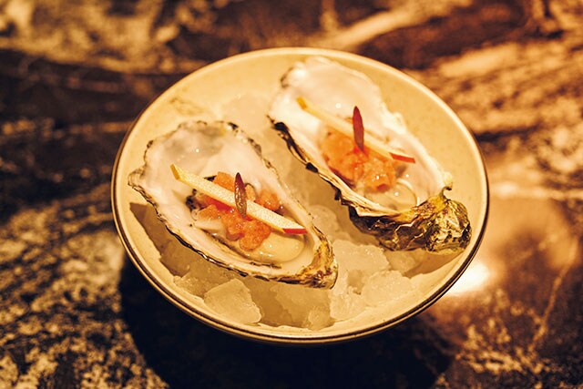 牡蠣やタコなど、季節の魚介もメニューに並ぶ。