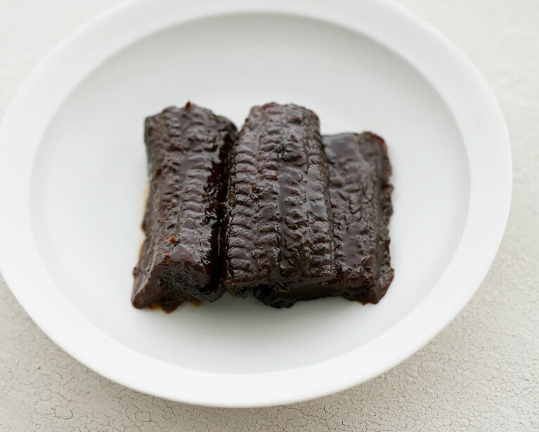 うなぎ 200g 杉箱入り 5,900円(うち箱代 500円)／天安本店　※賞味・消費期限：3週間