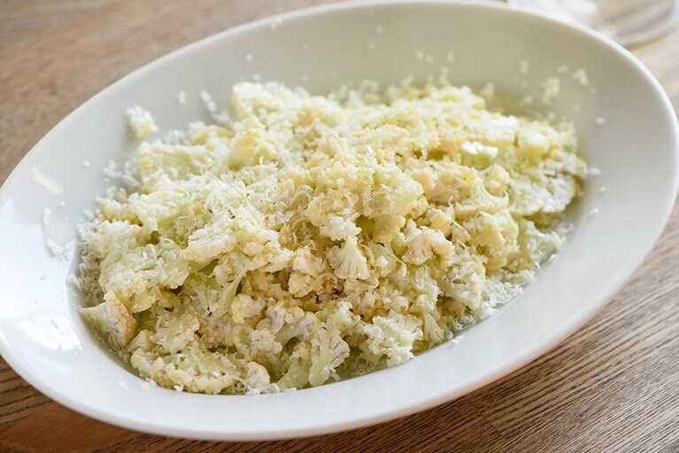 「カリフラワーとペコリーノチーズのサラダ」580円。